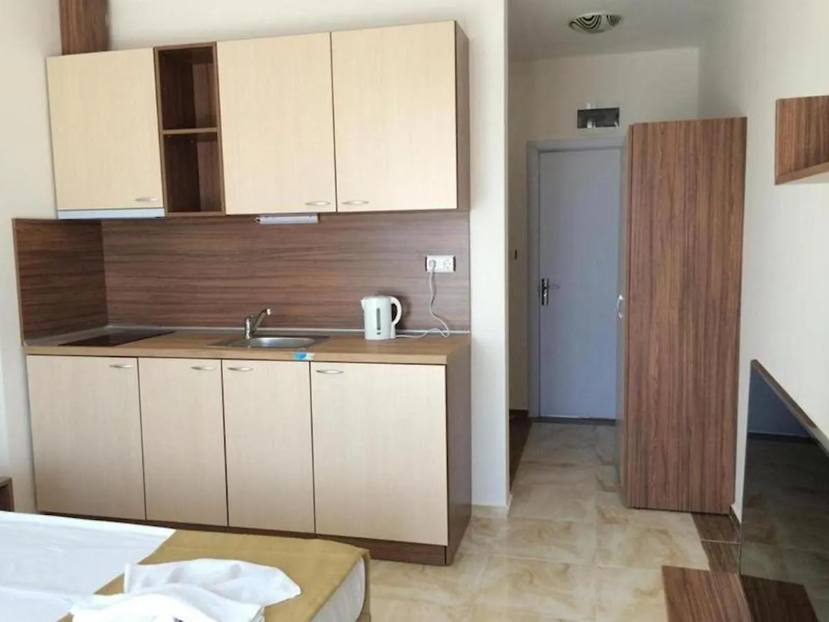 Flower Street Provides Accommodations With Free Wifi, Air Conditioning Солнечный берег